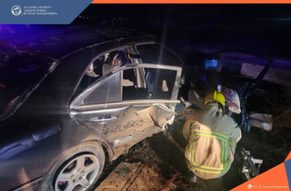 Վեդի-Երևան ճանապարհին «Mercedes-Benz»-ը դուրս է եկել ճանապարհի երթևեկելի հատվածից և բախվել գովազդային վահանակի սյանը